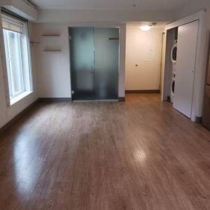 Newly Renovated 2 Bedroom Apartment - Photo 2