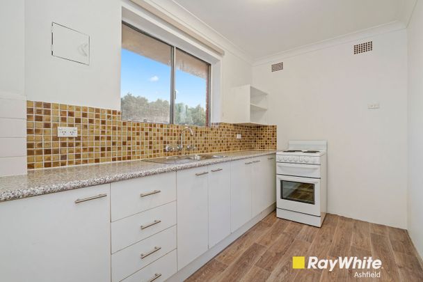 Beautifully Presented 2 Bedroom Unit - Photo 1