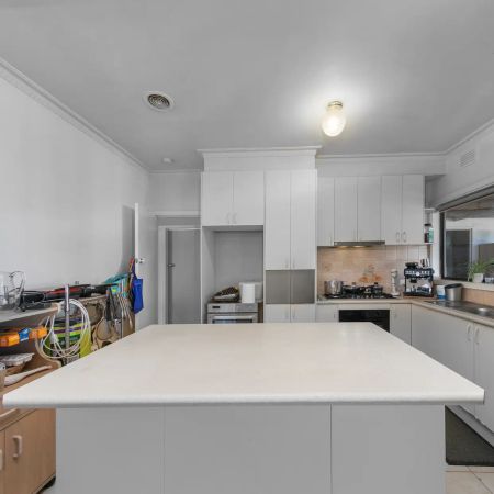 Spacious 3-Bedroom Family Home - Photo 3