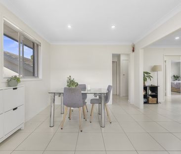 Spacious lounge and Gas cooking! - Photo 2