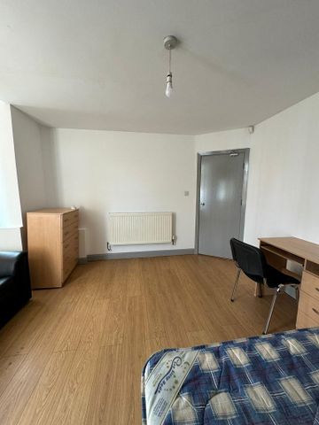 9 bedroom semi-detached house to rent - Photo 3