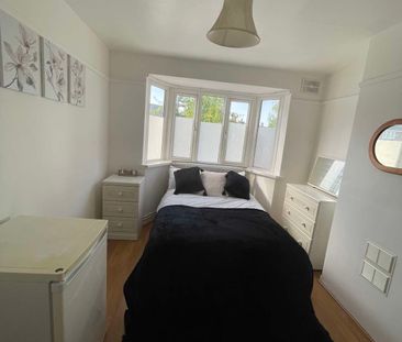 Newly Refurbished Double Room **Great Local Amenities** - Photo 2