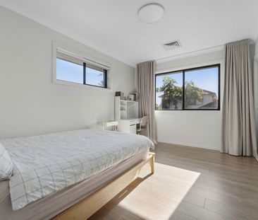 Modern Five-Bedroom Family Home with Spacious Living & Outdoor Ente... - Photo 5