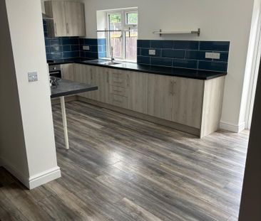 4 bedroom semi-detached house to rent - Photo 3