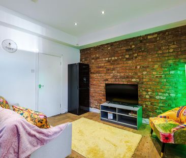 4 bedroom end of terrace house to rent - Photo 6