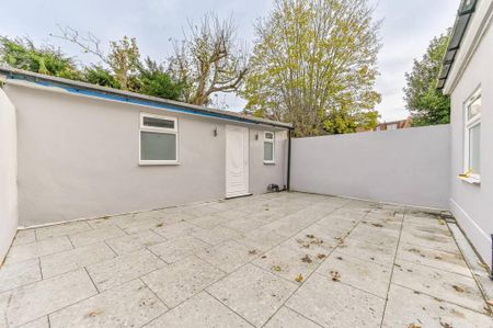 End of terrace house to rent - Photo 5