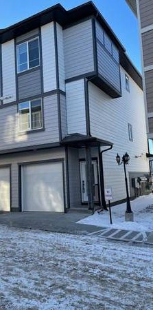 3 Bedrooms and 3 Full Bathrooms End-Unit Townhouse for Rent - Photo 1