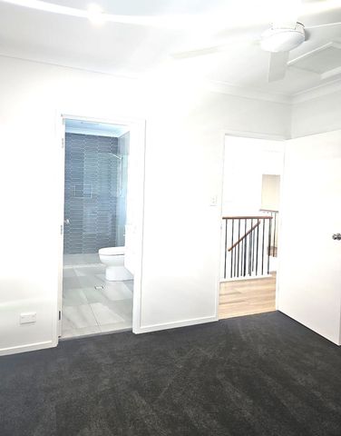 3 BED 2BATH TOWNHOUSE WITH FULLY DUCTED AIR-LAWNED BACKYARD OVERLOOKING PARK - Photo 2