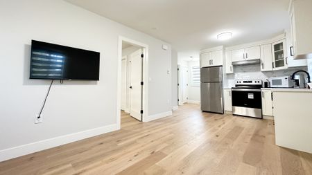 Delta Coach House – Brand New, Private Entry, Great Location. - Photo 3