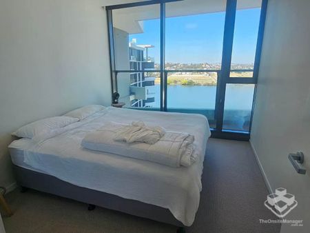 Top-Floor Modern Furnished Apartment with River Views | 1 Bed, 1 Bath, 1 Car - Photo 5