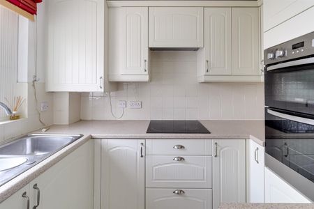 A 3 Bedroom House in St Lukes GL53 7RB - Photo 2