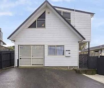 Large two bedroom unit - Photo 5
