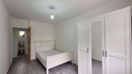 Flat, Gatwick House, Clemence Street, London, E14 - Photo 2