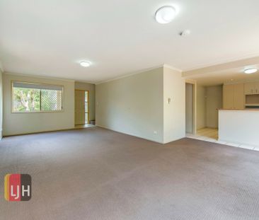 AIRCONDITIONED SPACIOUS 3 BEDROOM TOWNHOUSE IN GREAT LOCATION ! - Photo 4