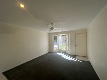 SPACIOUS SOUTH GLADSTONE UNIT IN QUIET LOCATION - Photo 2