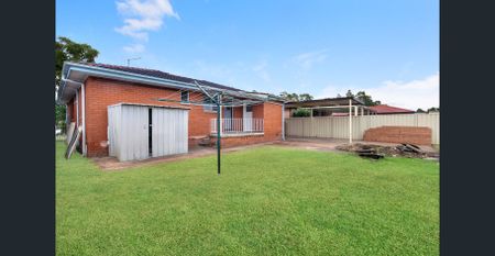 SPACIOUS THREE-BEDROOM FAMILY HOME IN A PRIME LOCATION - Photo 4