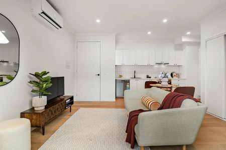 2/33 Wattle Street, West Footscray VIC 3012 - Photo 3