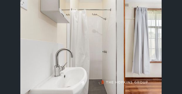 Affordable, Fully Furnished Rooms in Prime Bellfield Location – All Utilities Included! - Photo 1