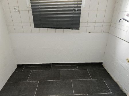 Bezugsfreie Erdgeschosswohnung mit ca. 36 m² Wohnfläche; 1 Zimmer und kleiner Küche - Photo 2