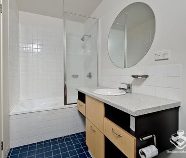 Urban Loft Living in the Heart of Teneriffe - Photo 3