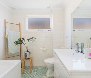 Stylishly updated apartment steps from the beach - Photo 5