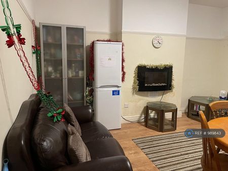 1 bedroom in a house share to rent - Photo 2
