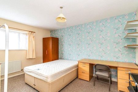 4 bedroom end of terrace house to rent - Photo 3