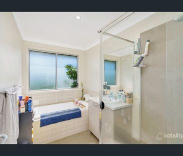 50 Aldgate Crescent, Pacific Pines, Qld 4211 - Photo 2