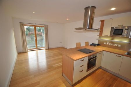 2 bedroom flat to rent - Photo 2