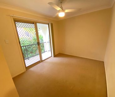 A luxury townhouse. Close to train, bus and schools. 3 Bedrooms Tow... - Photo 3