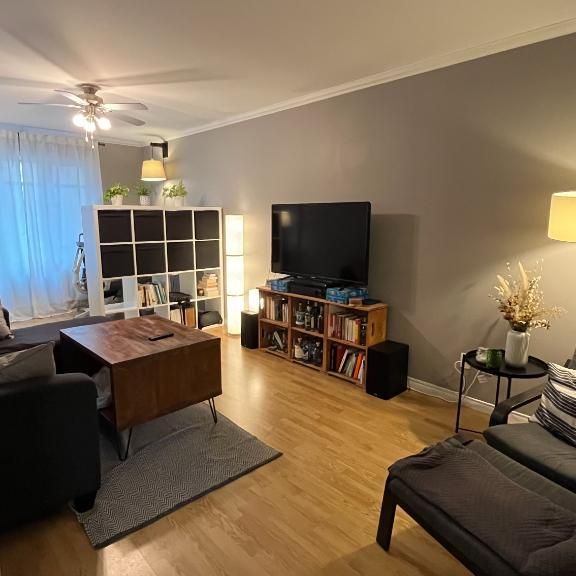 GRAND 31/2 BALCON STATIONNEMENT, ESPACE BUREAU. - Photo 1