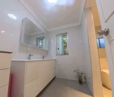 Spacious 4-Bedroom Family Home with Sunroom - Photo 3