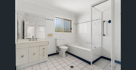 Spacious Three-Bedroom Townhouse in a Peaceful Gymea Bay Pocket - Photo 4