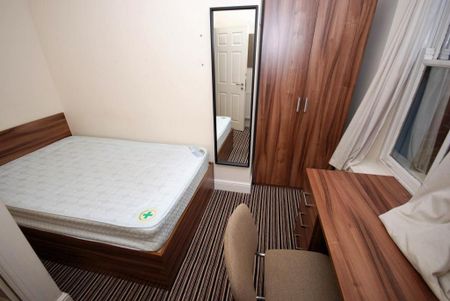 6 bedroom flat to rent - Photo 2