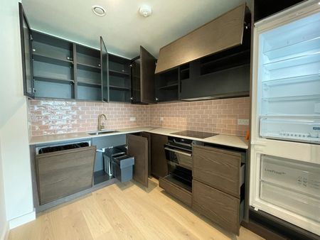 2 Bed Flat, Royal Crest Avenue, E16 - Photo 2