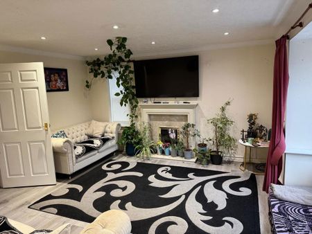 4 bedroom detached house to rent - Photo 2