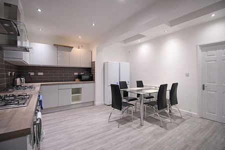 1 bedroom in a flat share to rent - Photo 2