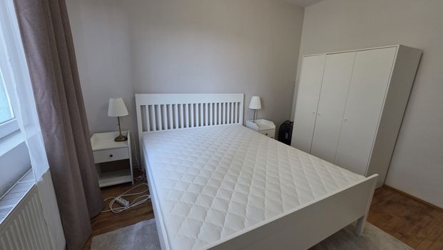 Apartment for Rent in Cluj-Napoca, right in the center of town, spatious and in a quiet area, consisting of bedroom, living room, separate kitchen and bathroom. - Fotografie 1