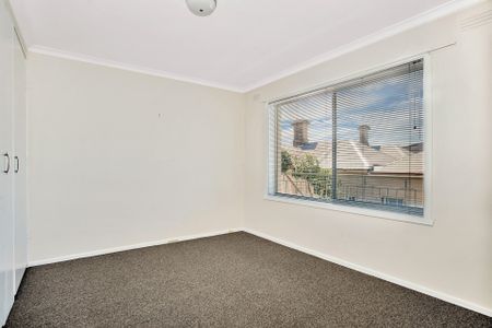 Light-Filled First-Floor Apartment - Photo 3