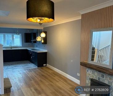 4 bedroom semi-detached house to rent - Photo 3