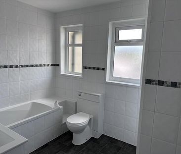 3 bedroom flat to rent - Photo 5