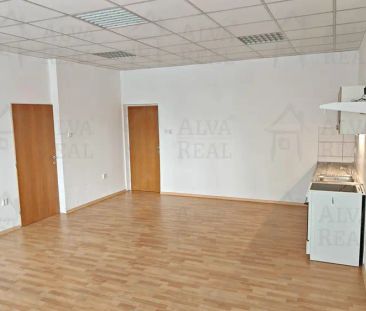 Dlouhodobý pronájem prostorného bytu 1+kk 45 m po rekonstrukci, zvý... - Photo 2