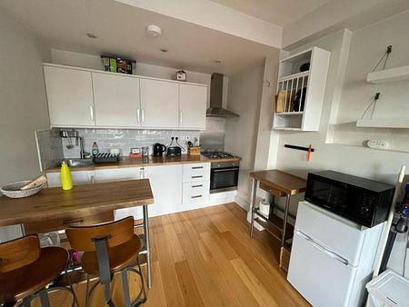 Fully furnished small double room in Camberwell (Zone 2), with access to spacious living area and excellent transport links. £500 for 4 nights Mon-Fri (or open to flexible arrangements). - Photo 2