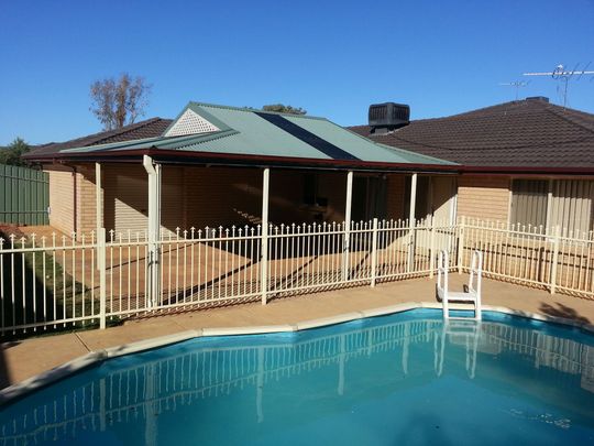 4 Bedroom Property with Pool! - Photo 1