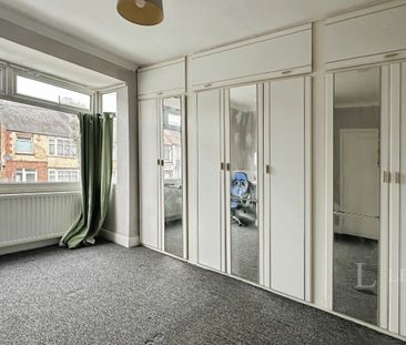 3 bedroom house to rent Stockingstone Road, Luton, Bedfordshire, LU2 - Photo 4