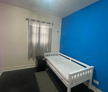 Room in a Shared Flat, Kings Road, E6 - Photo 1