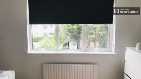 Cosy room in 5-bedroom house in Sandyford, Dublin - Photo 4