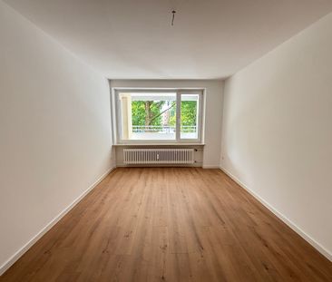 Schöne, renovierte 2-Zimmer-Wohnung mit Loggia in Augsburg-Hochzoll... - Photo 1