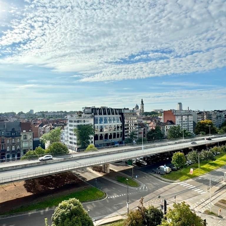 Verzorgd, instapklaar appartement met twee slaapkamers en een panoramisch uitzicht over de stad. - Foto 1