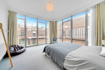 2 bedroom flat in London - Photo 3